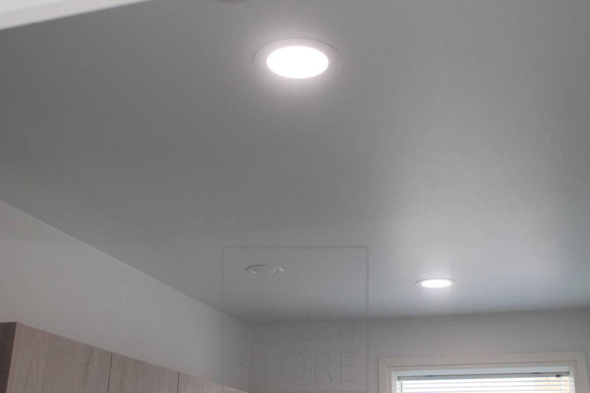 El Plafond Led es reducido, regulable y ajustable en temperatura de color y es adecuado para su uso en todas las áreas de la casa. Ledstore.fi